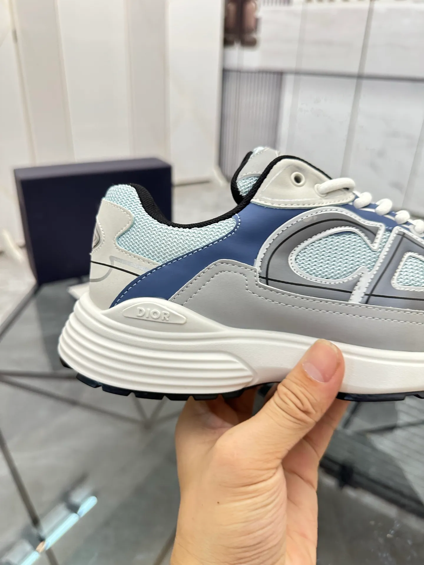 Men's shoes: 💰P400¥ Available in Guangzhou Product trademark: Dior* "Dior*" low-top casual shoes Regular size: 35-46 (can be customized to 47) Couple style Product materials: Upper imported cowhide stitched with original fabric, breathable lining, ultra-light foam original outsole. No.: 007
